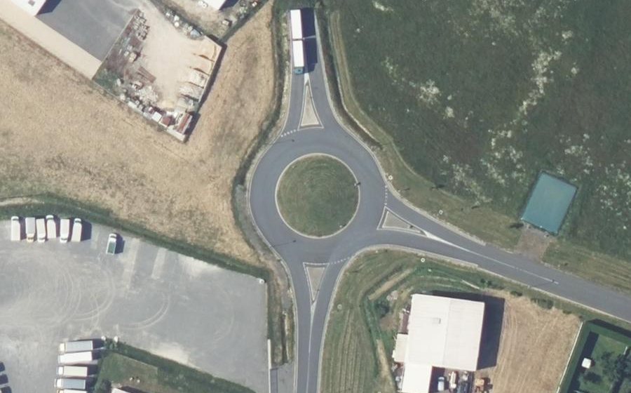 Vue aérienne du Rond-point anonyme n°739068355