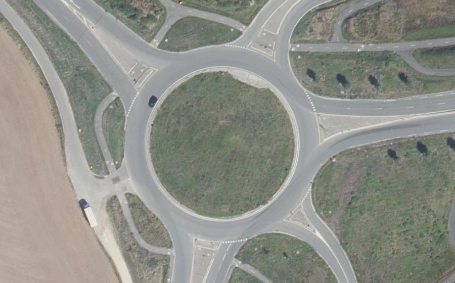 Vue aérienne du Rond-point anonyme n°739078580