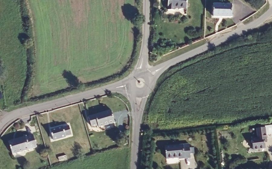 Vue aérienne du Rond-point anonyme n°73908966