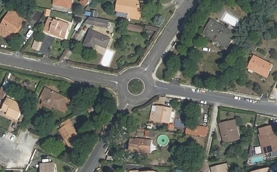 Vue aérienne du Rond-point anonyme n°73909960