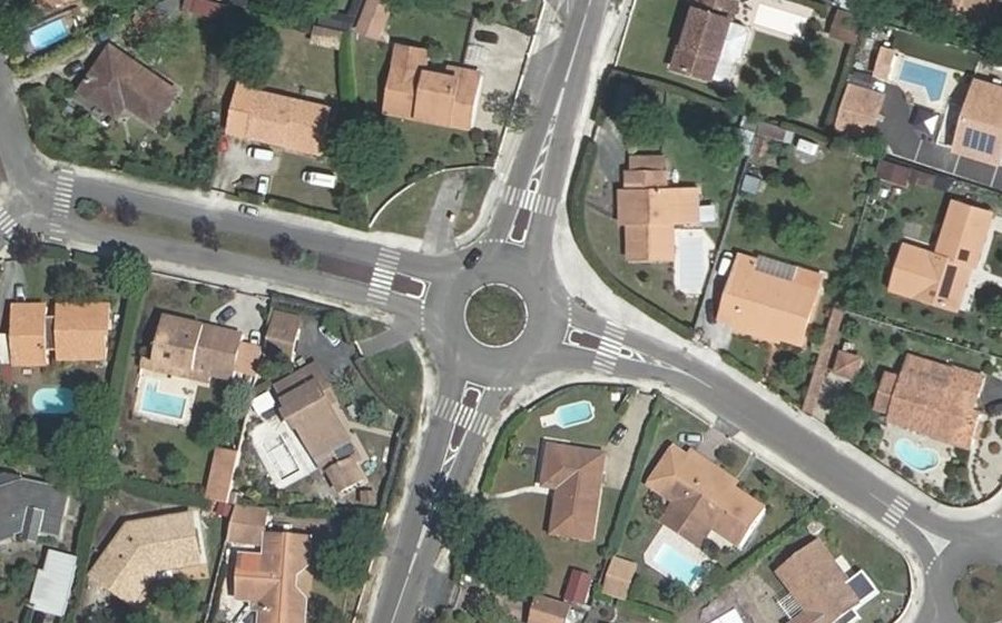 Vue aérienne du Rond-point anonyme n°73909961