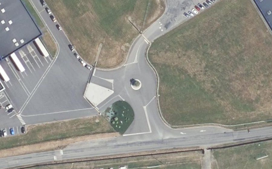 Vue aérienne du Rond-point anonyme n°739176535