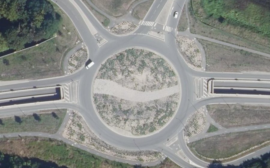 Vue aérienne du Rond-point anonyme n°739664613