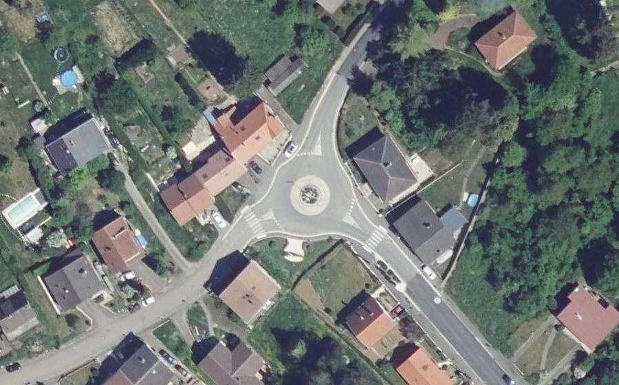 Vue aérienne du Rond-point anonyme n°739693800