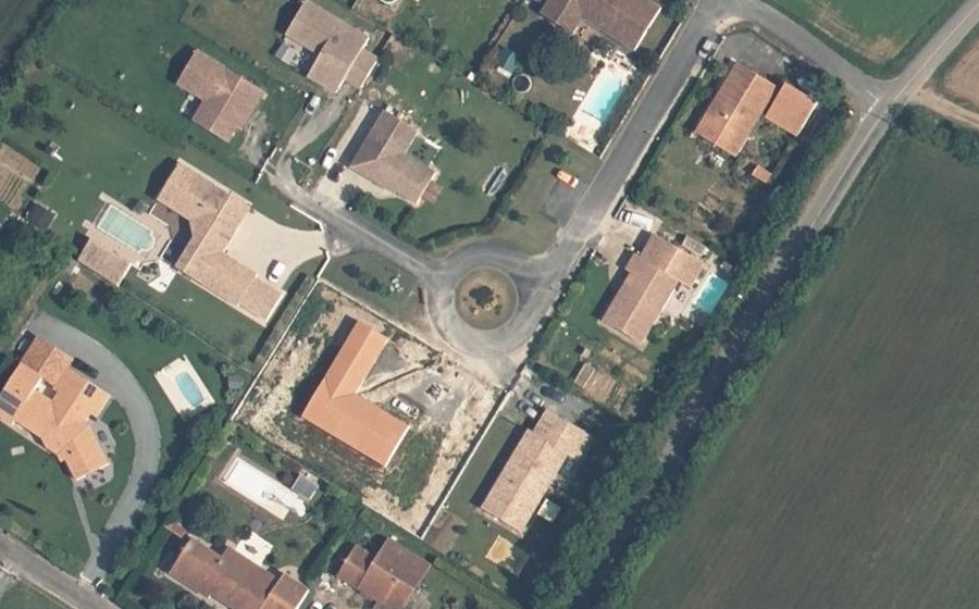 Vue aérienne du Rond-point anonyme n°739851891