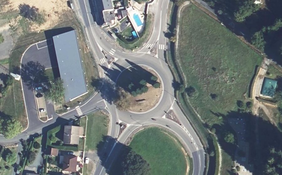 Vue aérienne du Rond-point anonyme n°73987750
