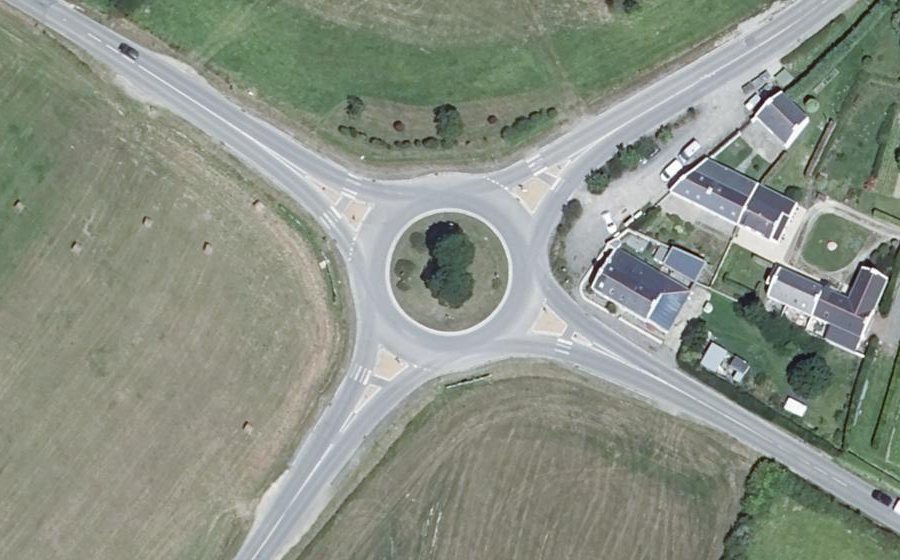 Vue aérienne du Rond-point anonyme n°740276411