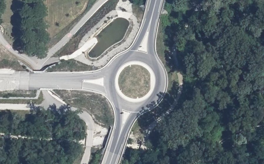 Vue aérienne du Rond-point anonyme n°740495607