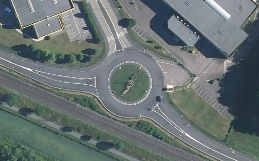 Vue aérienne du Rond-point anonyme n°74051389