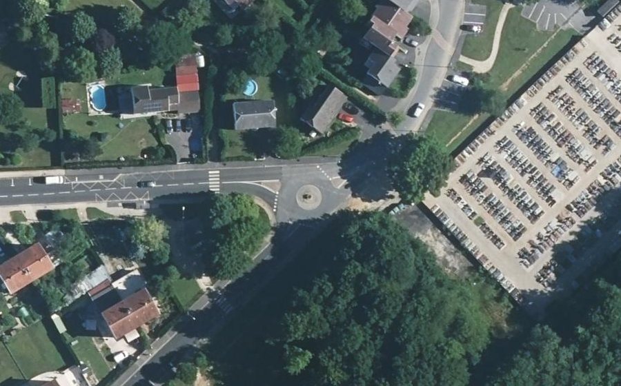 Vue aérienne du Rond-point anonyme n°74068911