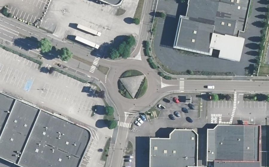 Vue aérienne du Rond-point anonyme n°74073258