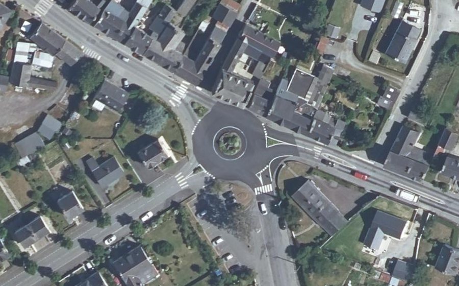 Vue aérienne du Rond-point anonyme n°74073942