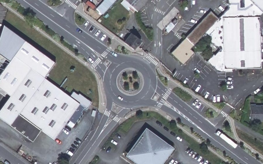 Vue aérienne du Rond-point anonyme n°740890599