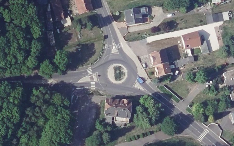 Vue aérienne du Rond-point anonyme n°741201568