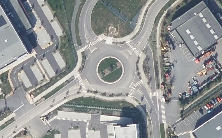 Vue aérienne du Rond-point anonyme n°742147626