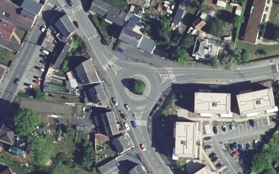 Vue aérienne du Rond-point anonyme n°74216345