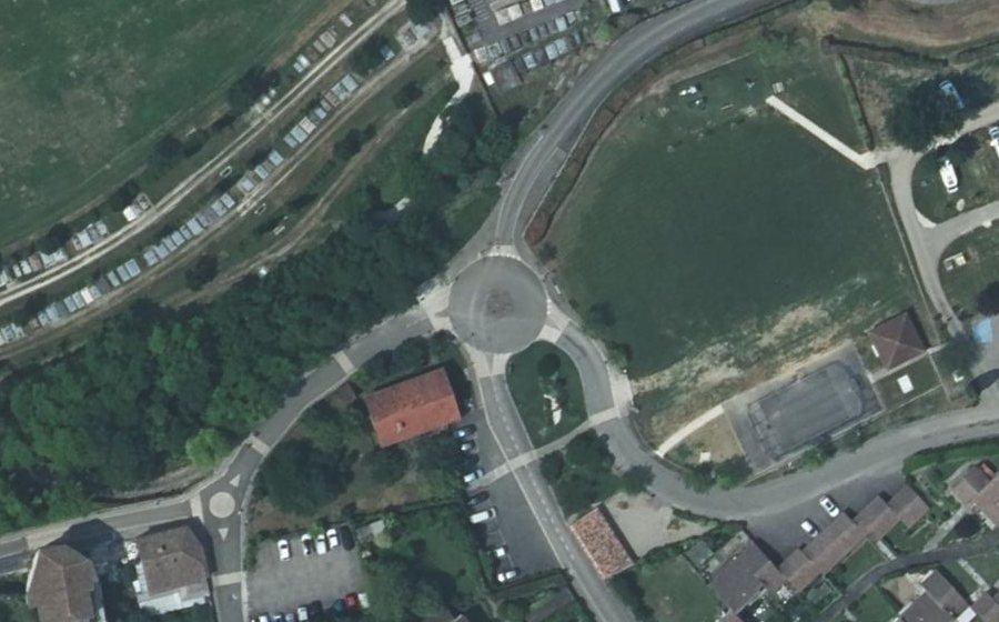 Vue aérienne du Rond-point anonyme n°742328754