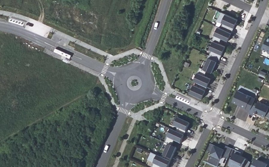 Vue aérienne du Rond-point anonyme n°742627656