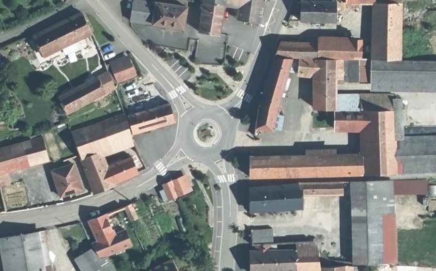 Vue aérienne du Rond-point anonyme n°742716773