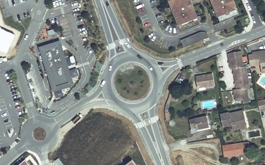 Vue aérienne du Rond-point anonyme n°74284803