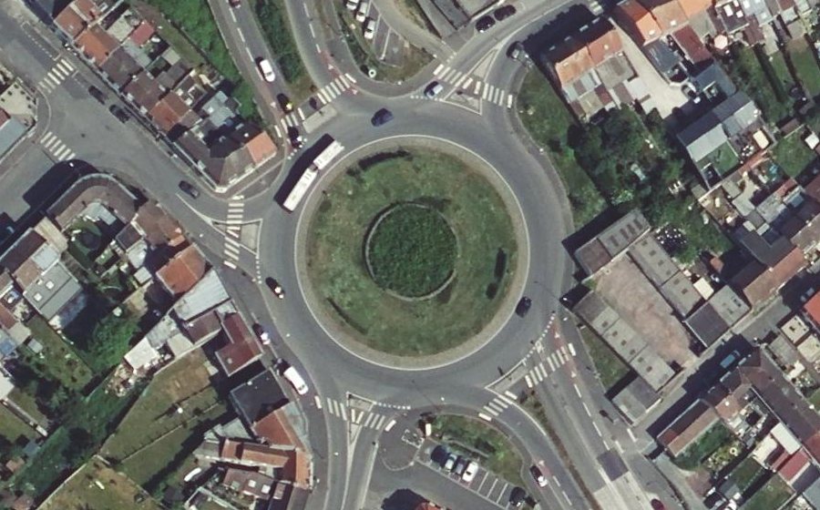 Vue aérienne du Rond-point anonyme n°743138289