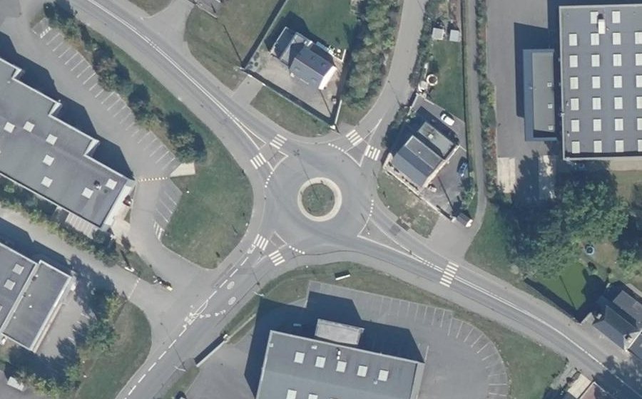 Vue aérienne du Rond-point anonyme n°743165389