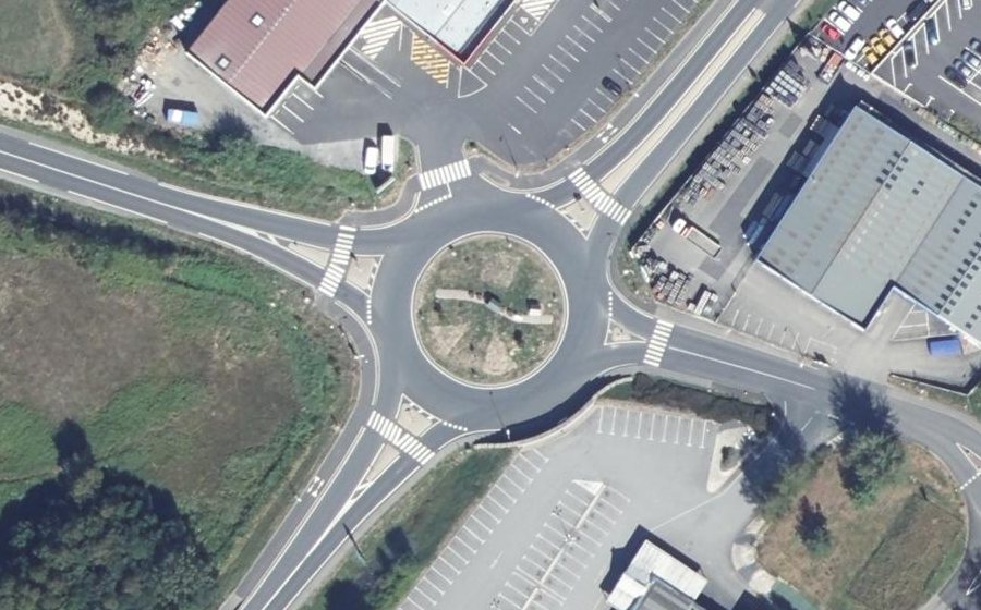 Vue aérienne du Rond-point anonyme n°743321695