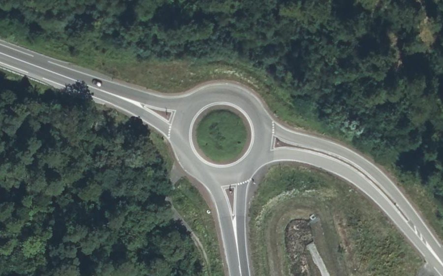 Vue aérienne du Rond-point anonyme n°74332381