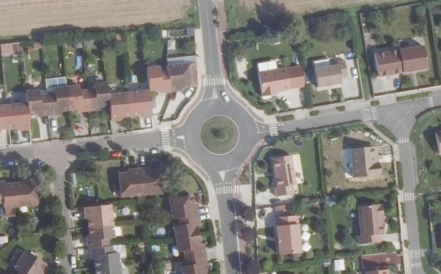 Vue aérienne du Rond-point anonyme n°74440377
