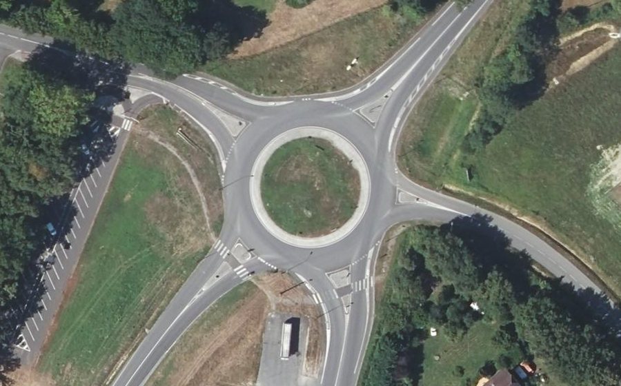 Vue aérienne du Rond-point anonyme n°744420872