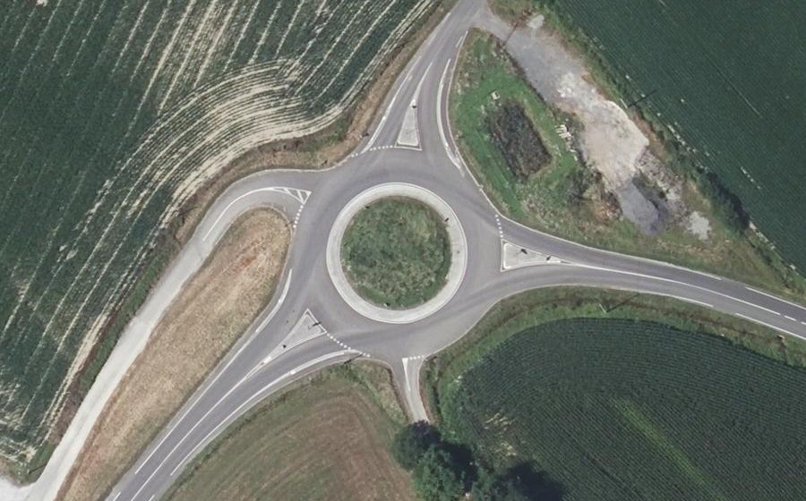 Vue aérienne du Rond-point anonyme n°744420874