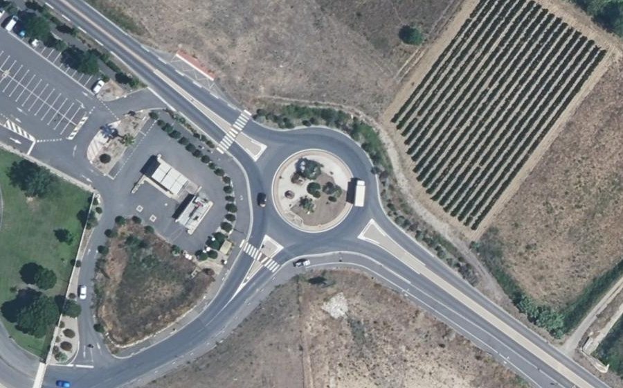 Vue aérienne du Rond-point anonyme n°74465858