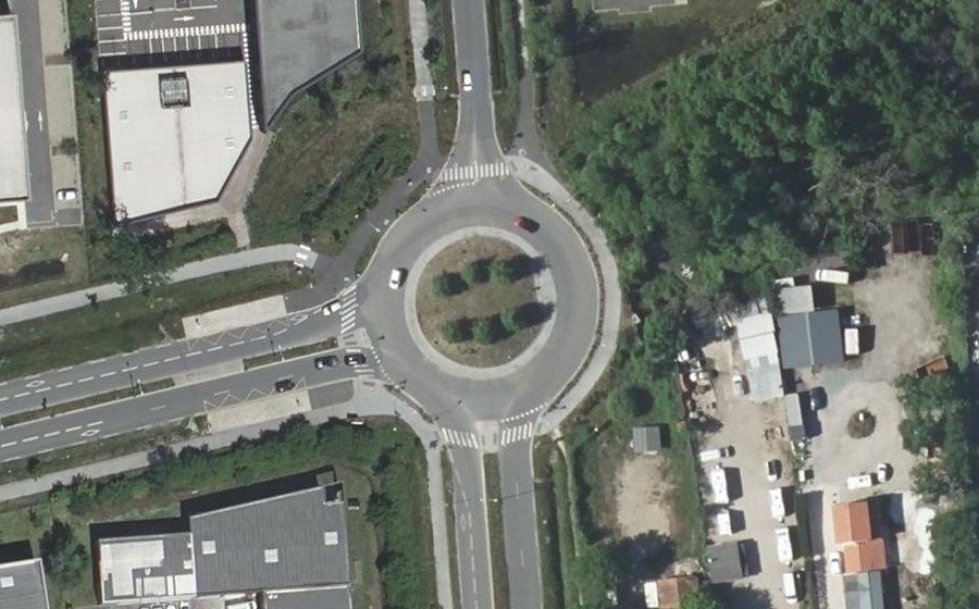 Vue aérienne du Rond-point anonyme n°744673145