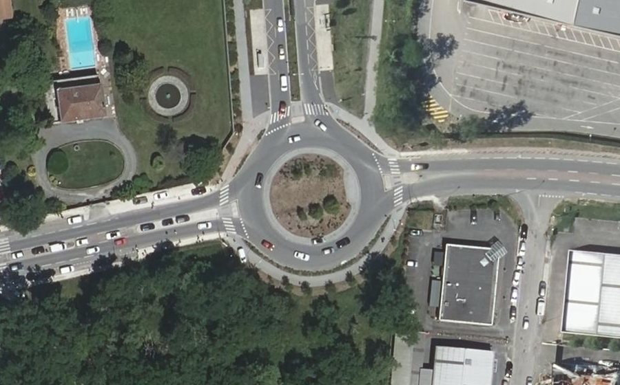 Vue aérienne du Rond-point anonyme n°744694306