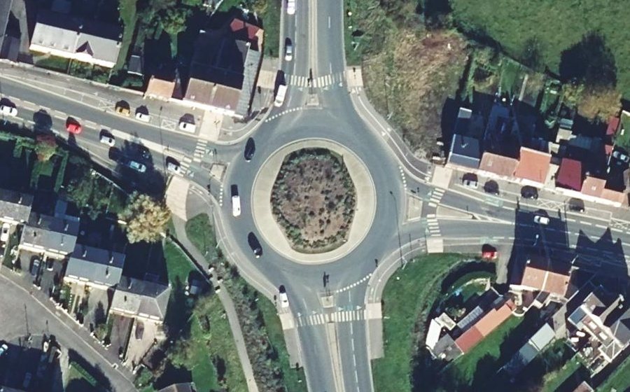 Vue aérienne du Rond-point anonyme n°744712588