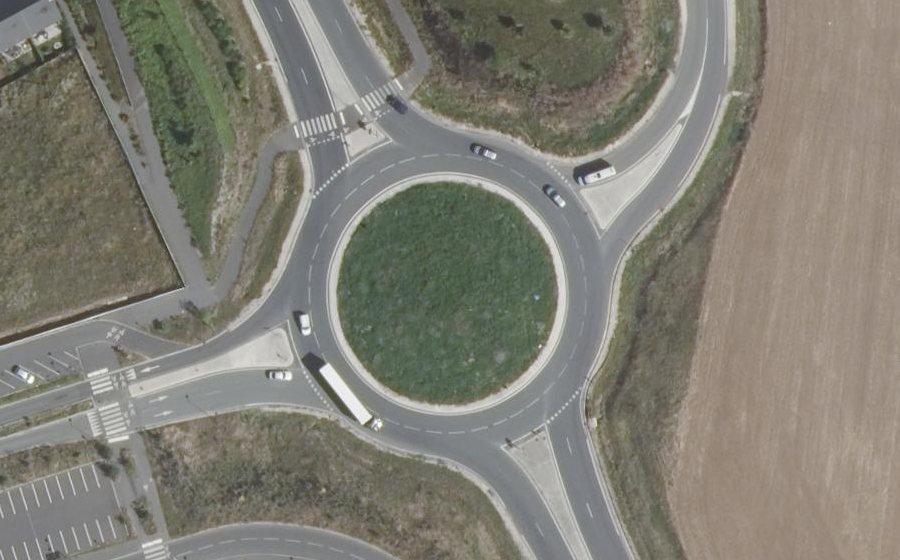 Vue aérienne du Rond-point anonyme n°744825974