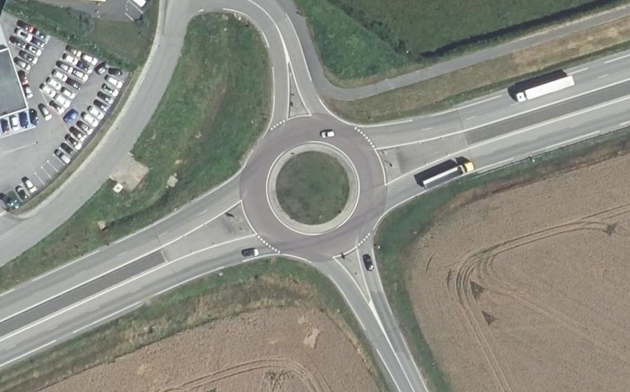 Vue aérienne du Rond-point anonyme n°74483070