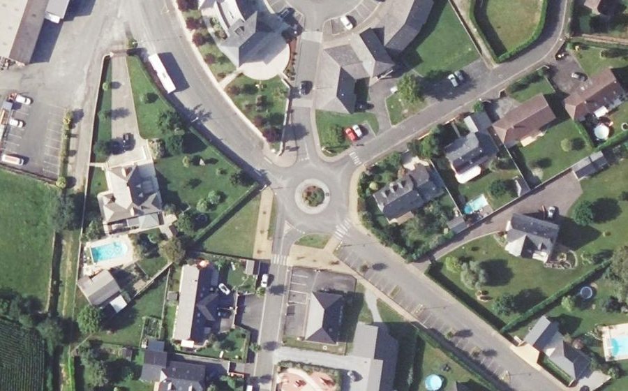 Vue aérienne du Rond-point anonyme n°74498311