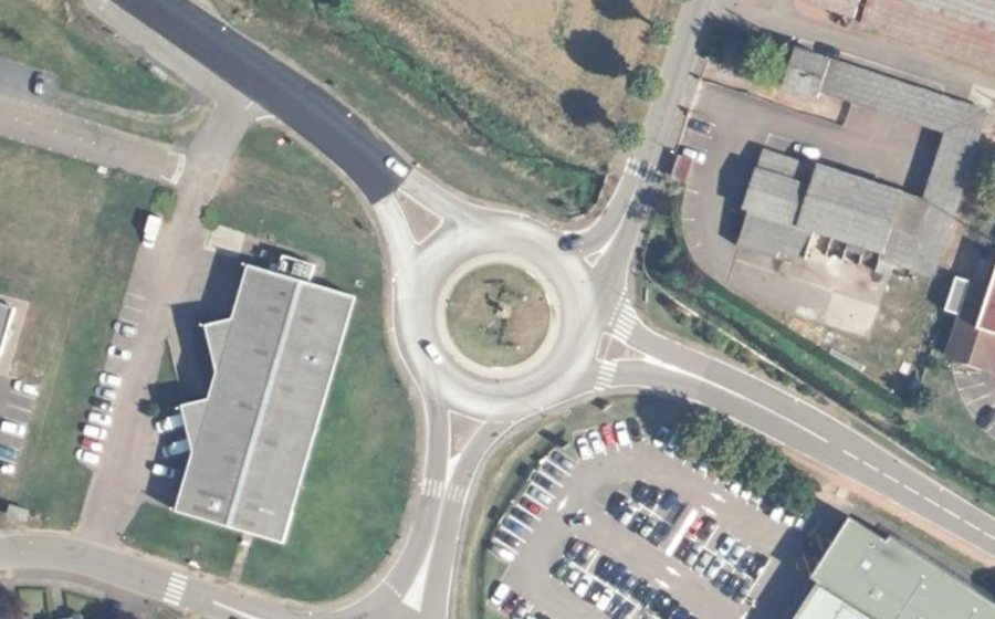 Vue aérienne du Rond-point anonyme n°74501894