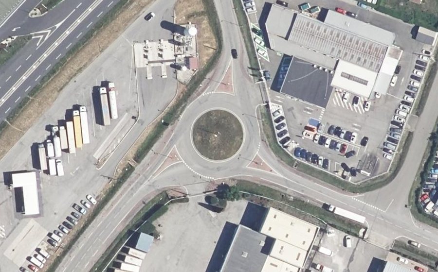 Vue aérienne du Rond-point anonyme n°74517301