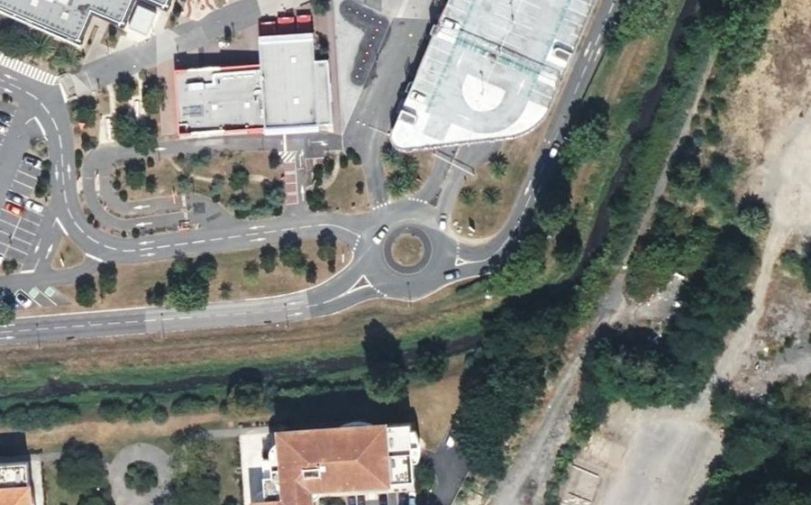 Vue aérienne du Rond-point anonyme n°745284066