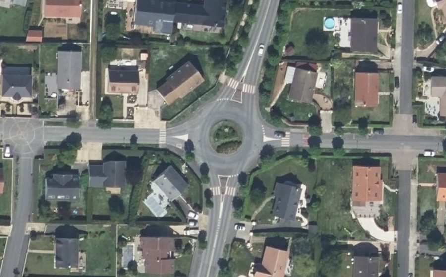 Vue aérienne du Rond-point anonyme n°74531765