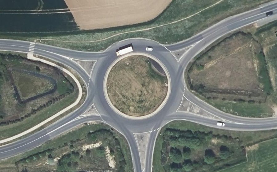 Vue aérienne du Rond-point anonyme n°74533796