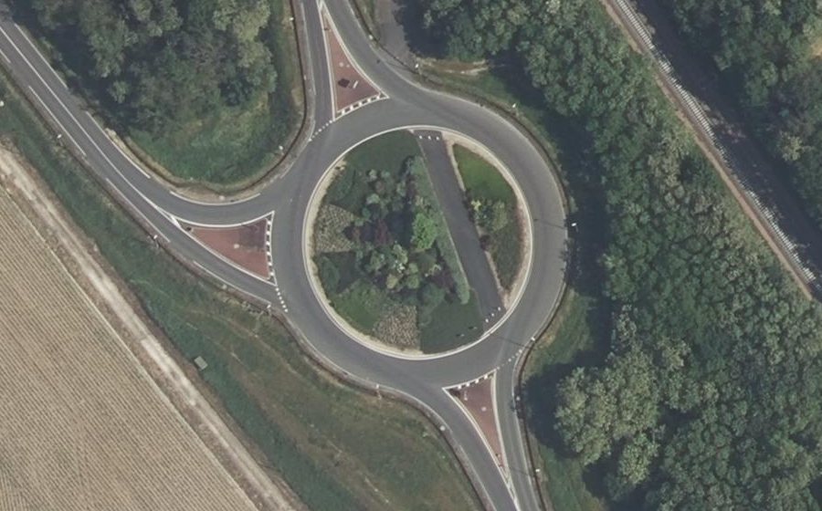 Vue aérienne du Rond-point anonyme n°74548981