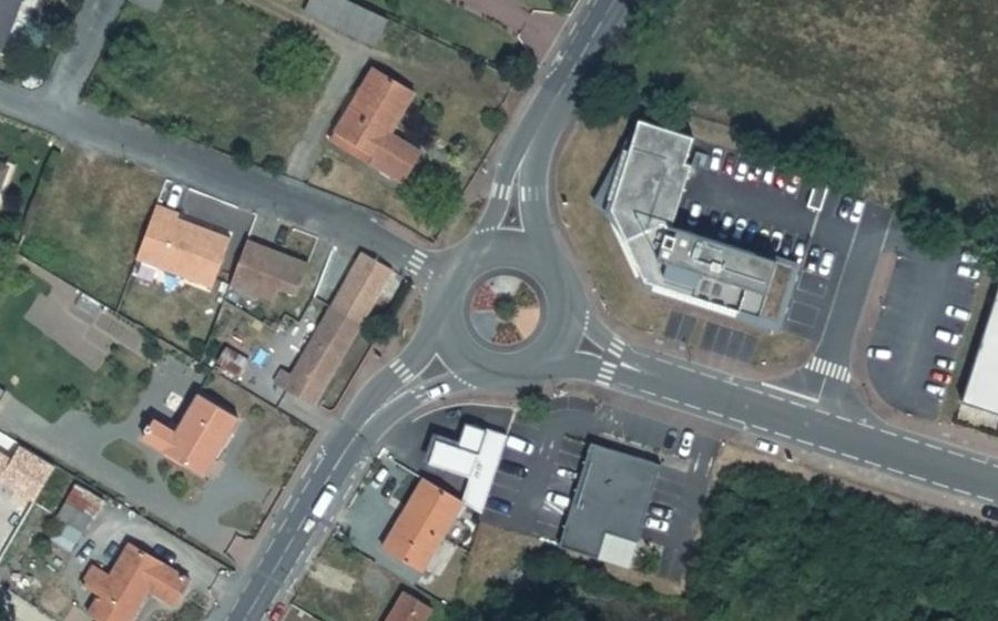 Vue aérienne du Rond-point anonyme n°74594327