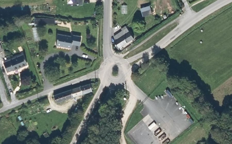 Vue aérienne du Rond-point anonyme n°74598149