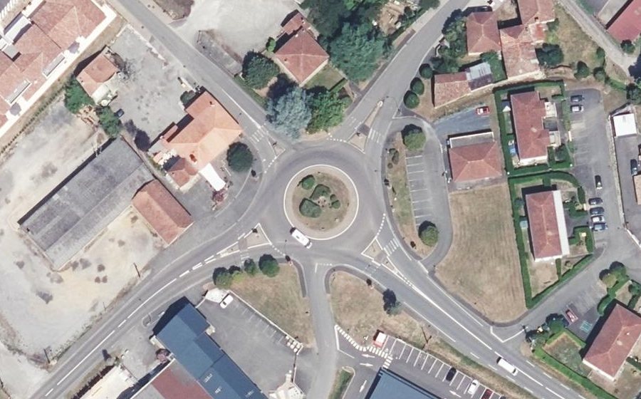 Vue aérienne du Rond-point anonyme n°746188368