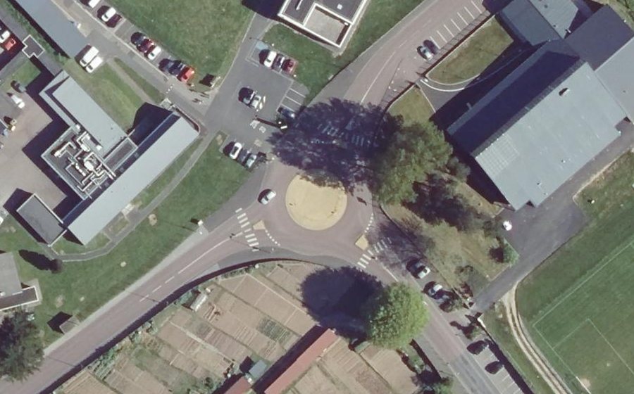 Vue aérienne du Rond-point anonyme n°746435689