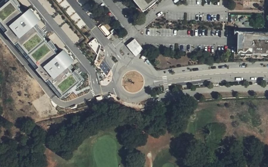 Vue aérienne du Rond-point anonyme n°74645339