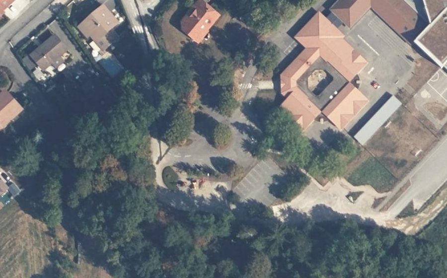 Vue aérienne du Rond-point anonyme n°746623061